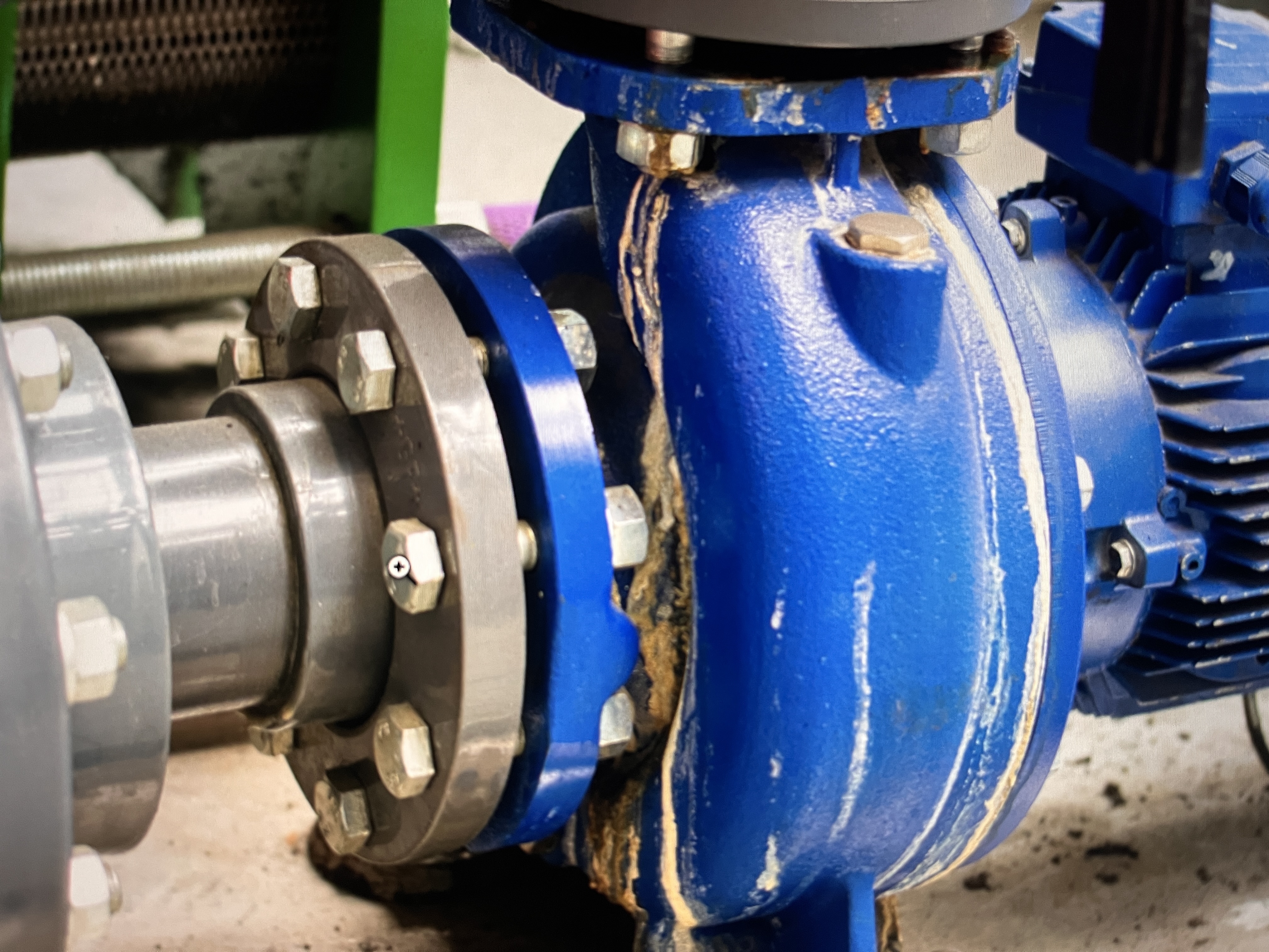 Industrial gearbox pump — sample asset for Resolve demo